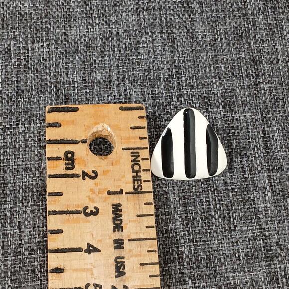 Black & White Striped Triangle Earrings Vintage 80s style Retro Pierced Ears - Picture 5 of 5